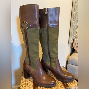 Etienne Aigner boots size 7.5 Brand new, chocolate leather w khaki green suede.
